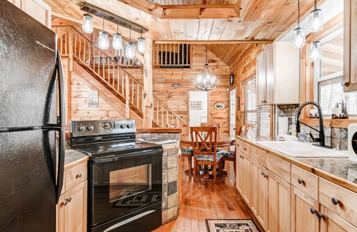 Helen Cabin | Creekside home on wooded acreage with WiFi, hot tub, fireplace, & pool table