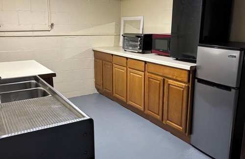 White Oak House | Creekside Inn & Backyard Camp Family friendly house single level sleeps 10