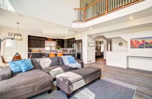 Northeast Colorado Springs House | Creekside Mountain View Retreat, Hot Tub, Sleeps 14, 6 Kings, 5 bathrooms