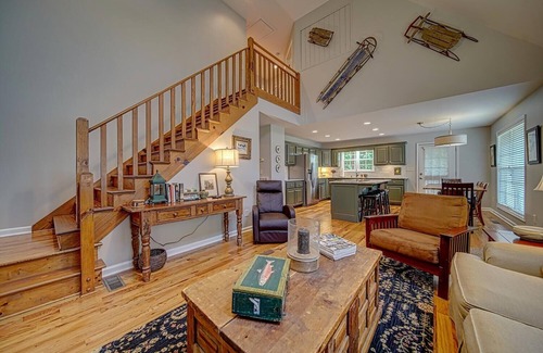 Hayesville Cabin | Creekside, pet friendly, wrap-around porch, minutes to downtown Hayesville!