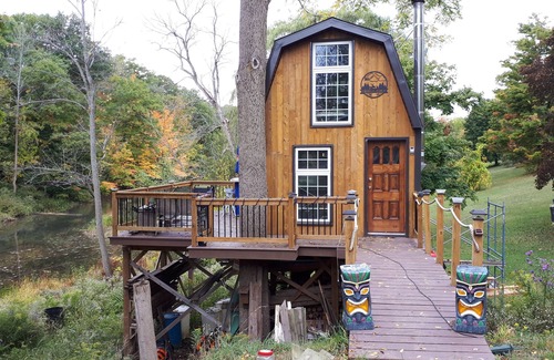 Niagara Falls Cabin | Creekside Retreat Treehouse In Cooksmills, 15 minutes from Niagara Falls