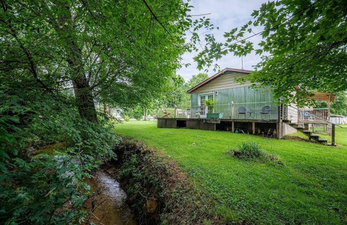 Summersville Apartment | Creekside Suite at Lake Sometimes