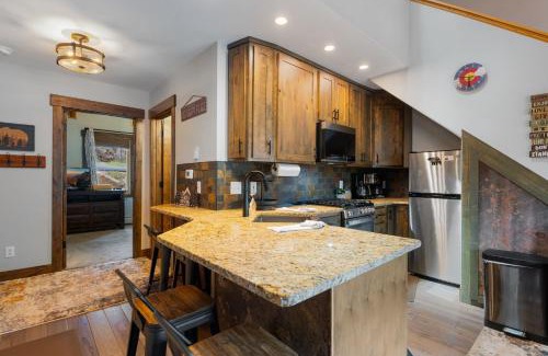 Fall River Estates Apartment | Creekside Suites 09 by Estes Park Condos