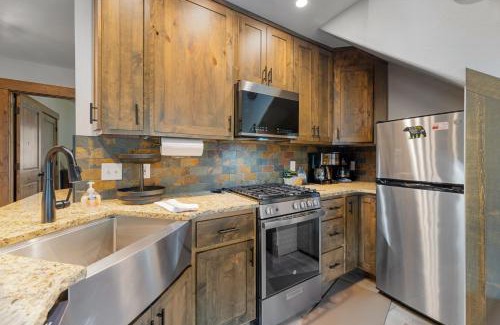 Fall River Estates Apartment | Creekside Suites 09 by Estes Park Condos