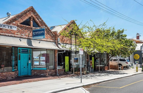 South Fremantle House | Crepe Myrtle Cottage in South Fremantle. Location + Wow factor