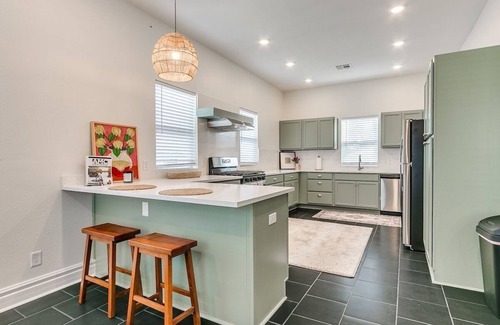 Crescent House | Crescent Clean and Ready! Wi-fi. Sleeps 7. Pets OK!