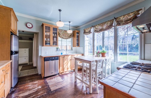Okanagan-Similkameen House | Cricket Cottage: Naramata Village property steps to Manitou Park & Okanagan Lake