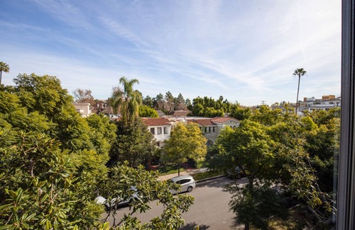 Beverly Hills Apartment | Crisp Beverly Hills 1BR w/Pool, nr. Trader Joes, by Blueground