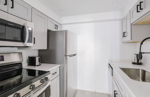 Adams Morgan Apartment | Crisp Dupont Circle 1BR nr. U Street, Metro & Glen’s Mkt, by Blueground