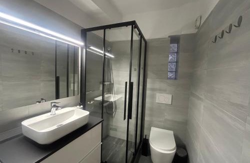 Petralona Apartment | Croc Apartment