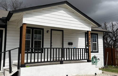 Arena District House | Crockett’s Place steps from Frost Bank Center, near The Pearl and Downtown
