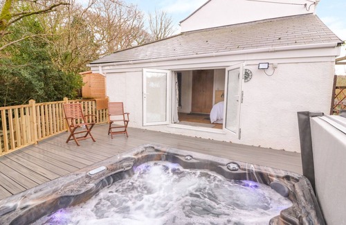 Ammanford Cottage | CROOKED HILL COTTAGE, pet friendly, with hot tub in Ammanford