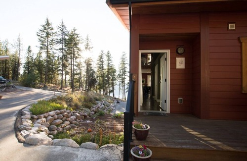 Okanagan-Similkameen House | Crooked Tree Guest Suites - The Pine Suite