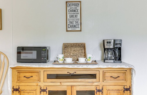 Crosby House | 'Crosby Huffman Hideaway' Serene Escape w/Yard