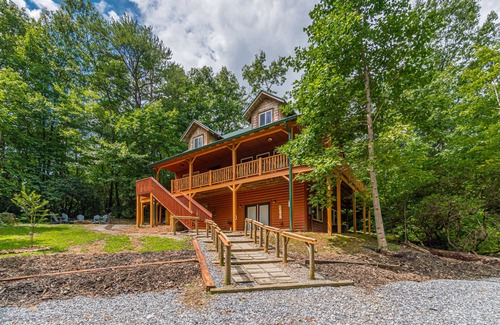 Sautee Nacoochee Cabin | Cross Creek Hideaway | Mountains | Pet Friendly | Hot Tub | Pool Table | Sauna