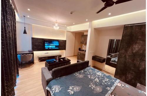 Gomti Nagar Hotel | Crossandra