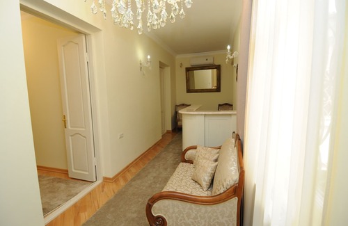 Kutaisi Hotel | Crown Hotel
