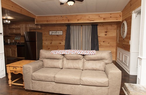 Paducah Cabin | Crowns' Cabin at Ramp 11 Retreat by Concord Sun