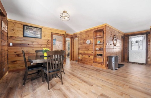 Indian Lake Cabin | Crows Nest Cabin -Mountain View - Hot Tub & Sauna