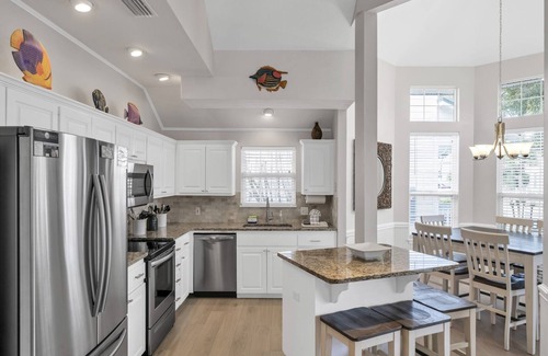 Crystal Shores House | Crystal Beach|Newly Remodeled|Free WiFi|Pool|Pet-Friendly|Walk to beach