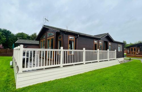 Malton House | Crystal Lodge with Hot Tub