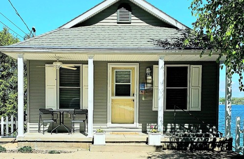 Crystal Cottage | Crystal Water's Edge Cottage-Perfect for 2 families! Newer waterfront home.