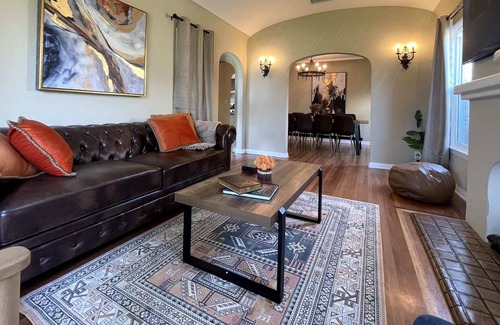Ladera Heights House | Cubier: Fairy Tale 3BR House in Inglewood (BR-CUL)