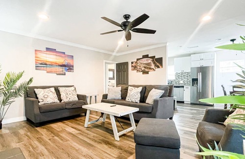Ladera Heights House | Cubier: Tranquil Home Near SoFi Stadium (RB-LAD)