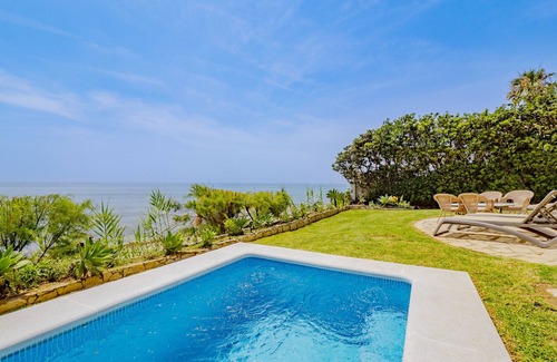 Mijas Villa | Cubo's Beachfront Villa Khayyam/private beach access/private pool/air conditioning/free Wi-Fi