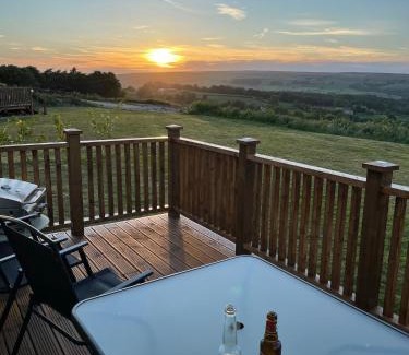 Great Fryup Dale Ski Chalet | Cuddles & Bubbles Cozy Cabin with jacuzzi spa hot tub