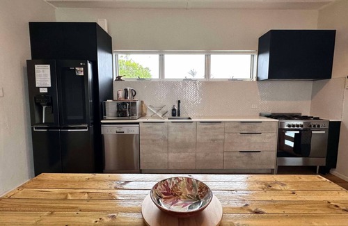 Windang House | Cudgeree Bay Lake House on shores of Lake Illawarra