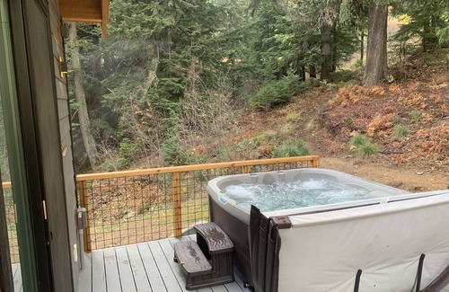 Sandpoint Cabin | Custom Cabin: Great location, Hot Tub, & more!
