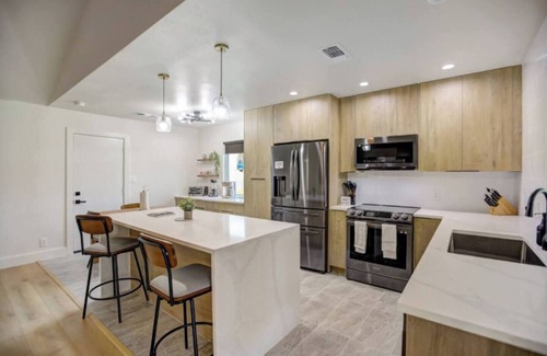 North Austin Civic Association House | Custom Designer Home. Sleeps 9. Close to domain Q2
