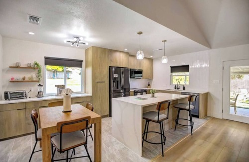 North Austin Civic Association House | Custom Designer Home. Sleeps 9. Close to domain Q2