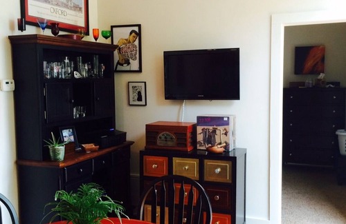 Oxford Apartment | Custom Guest House Just a Stroll Away From the Square