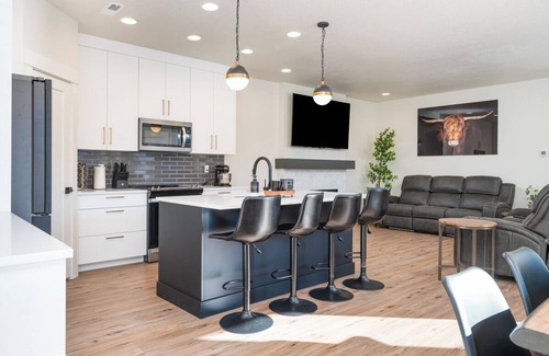 Cascade House | Custom Home/Hot Tub/Fireplace/Close To LakeCascade