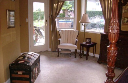 Metchosin House | Custom rural home. Pet friendly. Home office with remote working possibility.