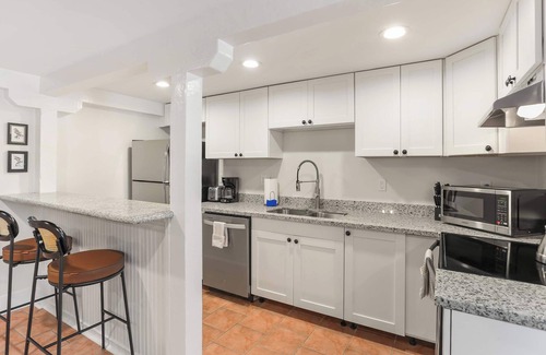 Leonidas Apartment | Cute 2 Bedroom Close to Streetcar & Restaurants