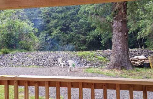 Winchester Bay House | Cute 2 Bedroom Home Near Bay with creek right in the backyard!