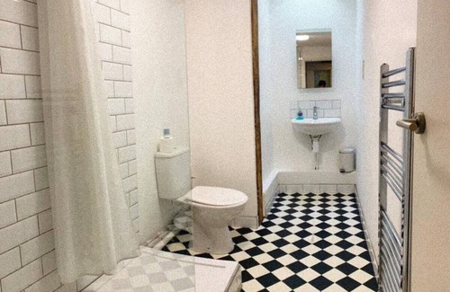 Hampton Wick Apartment | Cute and characterful apartment overlooking historic market square
