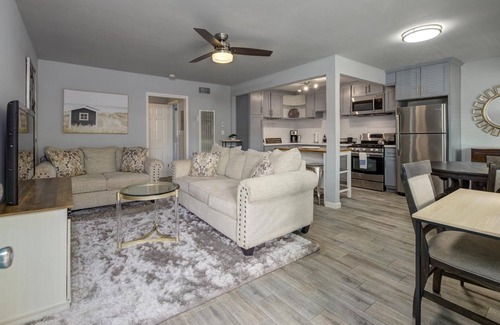East Village Apartment | Cute Apt Close to Downtown, Long Beach! by RedAwning