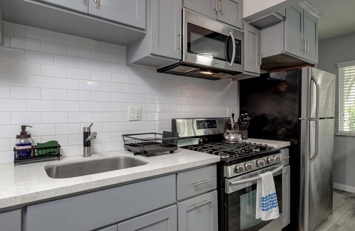 East Village Apartment | Cute Apt Close to Downtown, Long Beach! by RedAwning