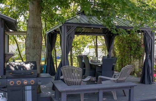Hamilton Cottage | Cute as a Button - Two Bedroom Cottage, Sleeps 4