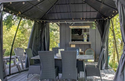 Hamilton Cottage | Cute as a Button - Two Bedroom Cottage, Sleeps 4