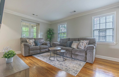 University District House | Cute Bungalow in Highland Park near Golf Course, UofM, Midtown&Downtown Memphis