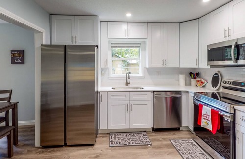 High Springs House | Cute Bungalow on Large Corner Lot with Fenced Dog-Friendly Yard, Near Springs
