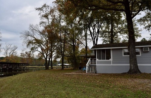 Mid America Cabin | Cute cabin steps away from the water