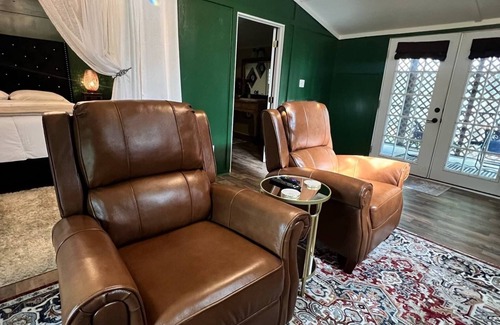 Kennard Cabin | CUTE CABIN WITH HOT TUB, WIFI AND ROKU. QUEEN BED CLOSE TO RATCLIFF LAKE