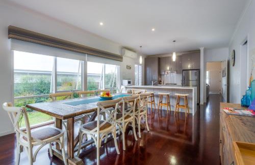 Rye House | Cute Cottage on Cain - beach at end of street