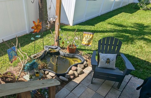 North Hyde Park House | Cute Cozy Cottage Close to City for 4, "Original TINY house"